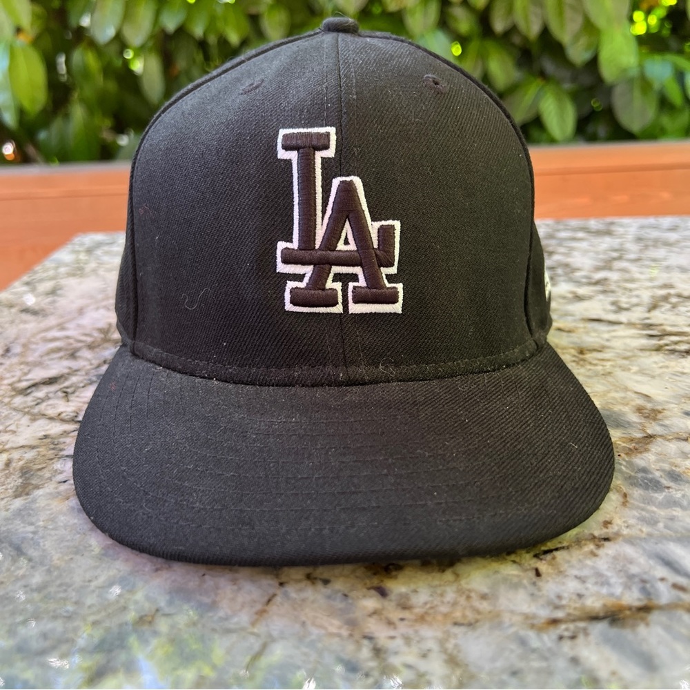 Mens 59fifty LA baseball Hat. Size 7 5/8, 60.6cm. Color black.